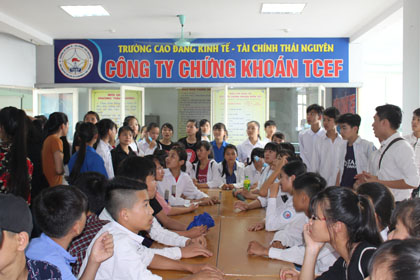 Phụ huynh và học sinh trường THCS Nam Hoà, huyện Đồng Hỷ, tỉnh Thái Nguyên thăm và tìm hiểu mô hình đào tạo của nhà trường.